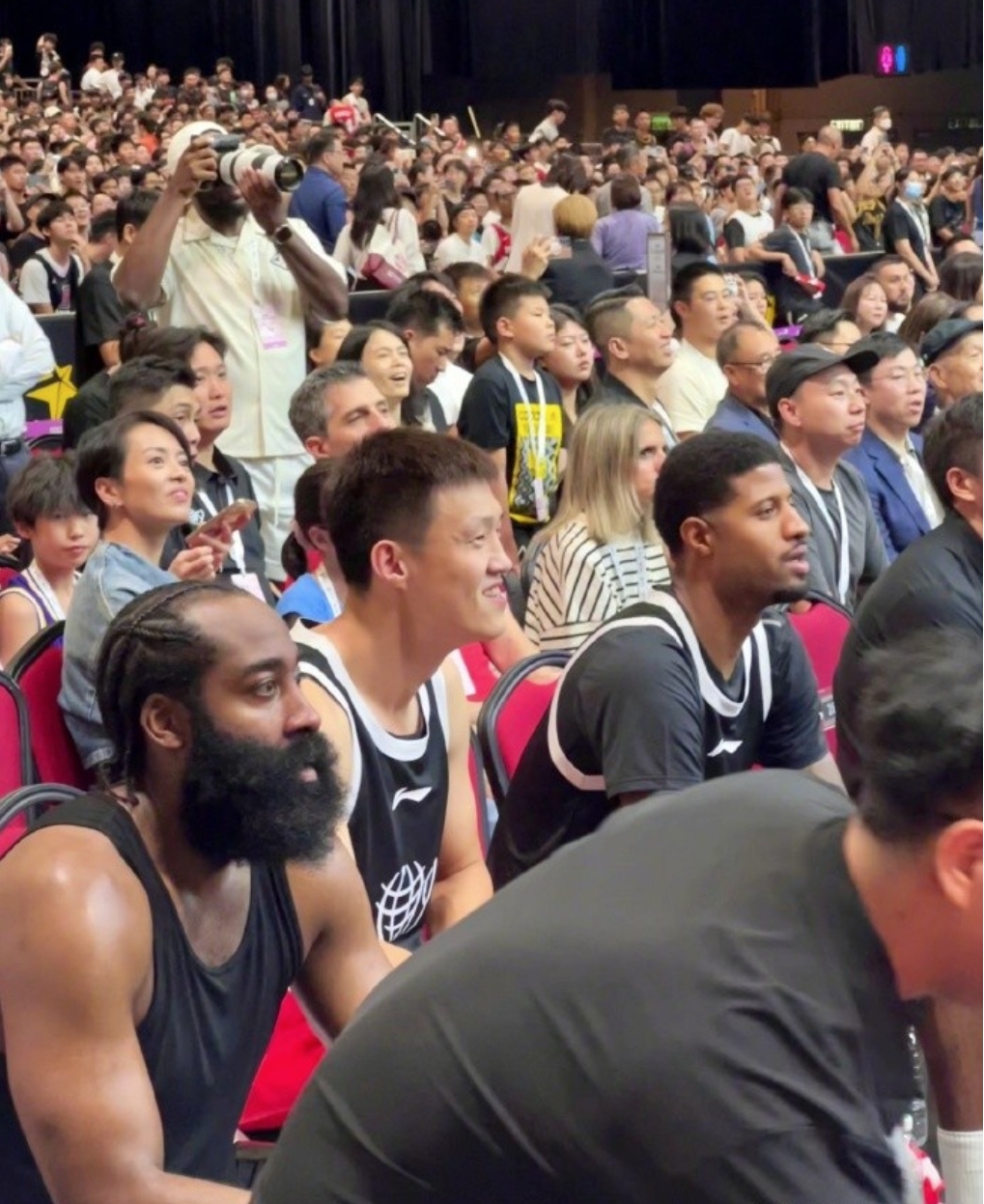 开云中国体育网页版登录包含西班牙队观众热烈欢呼！，阿扎伦卡迎来五赛季出色发挥赛场气氛高涨的词条